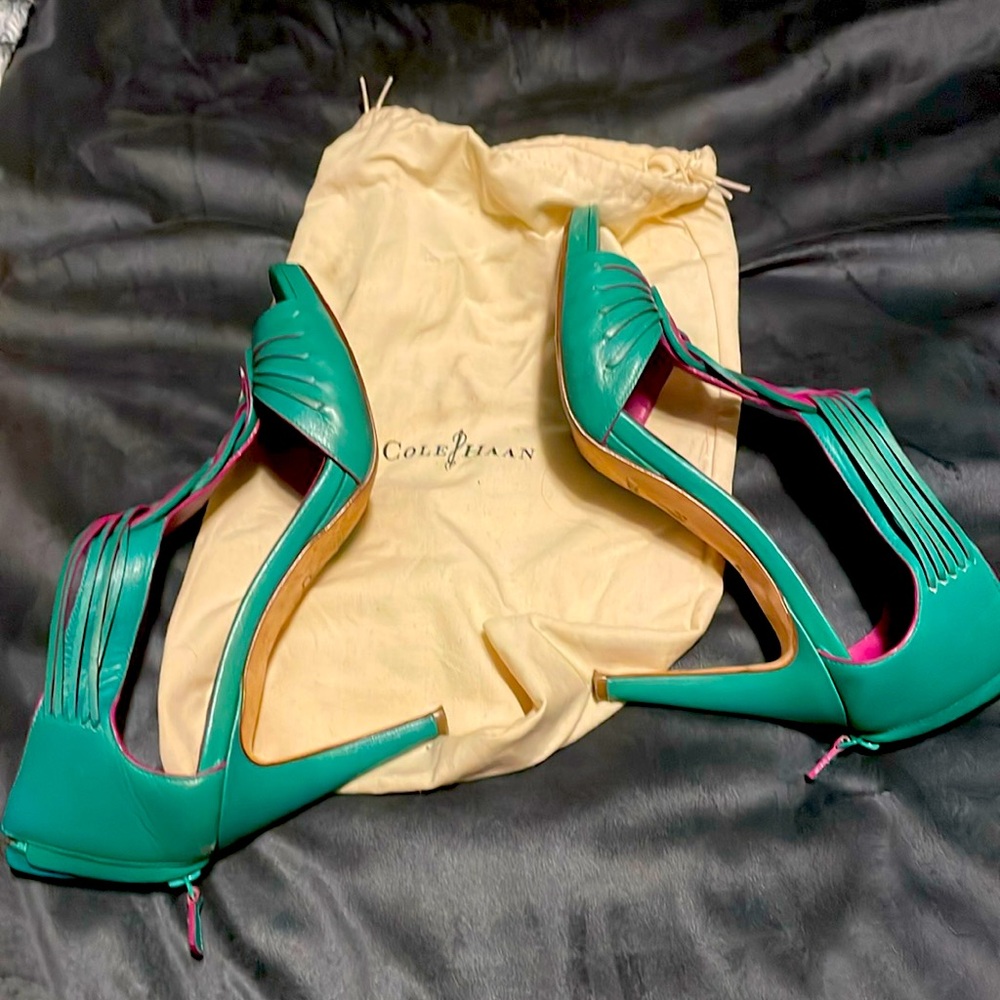 Gently used Cole Haan pumps. Size 11.